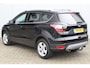 Ford Kuga 1.5-150pk EcoBoost Titanium. Nette Ford Kuga met een trekgewicht van maar liefst 2.000kg ! Autm. airco, stoel-, stuur- en voorraamverw., camera, parkeersensoren achter, navigatie, telefoonvoorb.,  17"LM wielen+all season banden, trekhaak, adapt. cruise cntrl etc.