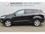 Ford Kuga 1.5-150pk EcoBoost Titanium. Nette Ford Kuga met een trekgewicht van maar liefst 2.000kg ! Autm. airco, stoel-, stuur- en voorraamverw., camera, parkeersensoren achter, navigatie, telefoonvoorb.,  17"LM wielen+all season banden, trekhaak, adapt. cruise cntrl etc.