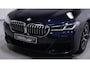 BMW 5-Serie 530i M Sport 1e eigen NAP NL-auto carbon zwart nappa leder comfort zetels met memory harman-kardon 19"-lmv camera rijassist head-up DAB-ontvangst apple-carplay digitale cockpit M-pakket