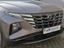 Hyundai Tucson 1.6 T-GDI PHEV Comfort 4WD Automaat / Dealer onderhouden / Fabrieksgarantie tot 09-2027 / All Season banden / EAER bereik 62 km bereik stad 74 km / Trekgewicht 1350 kg / Stuur- & Stoel verwarming / Adaptief cruise control /