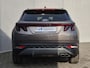 Hyundai Tucson 1.6 T-GDI PHEV Comfort 4WD Automaat / Dealer onderhouden / Fabrieksgarantie tot 09-2027 / All Season banden / EAER bereik 62 km bereik stad 74 km / Trekgewicht 1350 kg / Stuur- & Stoel verwarming / Adaptief cruise control /