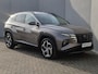 Hyundai Tucson 1.6 T-GDI PHEV Comfort 4WD Automaat / Dealer onderhouden / Fabrieksgarantie tot 09-2027 / All Season banden / EAER bereik 62 km bereik stad 74 km / Trekgewicht 1350 kg / Stuur- & Stoel verwarming / Adaptief cruise control /