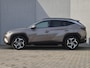 Hyundai Tucson 1.6 T-GDI PHEV Comfort 4WD Automaat / Dealer onderhouden / Fabrieksgarantie tot 09-2027 / All Season banden / EAER bereik 62 km bereik stad 74 km / Trekgewicht 1350 kg / Stuur- & Stoel verwarming / Adaptief cruise control /