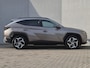 Hyundai Tucson 1.6 T-GDI PHEV Comfort 4WD Automaat / Dealer onderhouden / Fabrieksgarantie tot 09-2027 / All Season banden / EAER bereik 62 km bereik stad 74 km / Trekgewicht 1350 kg / Stuur- & Stoel verwarming / Adaptief cruise control /