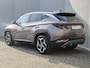 Hyundai Tucson 1.6 T-GDI PHEV Comfort 4WD Automaat / Dealer onderhouden / Fabrieksgarantie tot 09-2027 / All Season banden / EAER bereik 62 km bereik stad 74 km / Trekgewicht 1350 kg / Stuur- & Stoel verwarming / Adaptief cruise control /