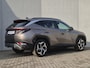 Hyundai Tucson 1.6 T-GDI PHEV Comfort 4WD Automaat / Dealer onderhouden / Fabrieksgarantie tot 09-2027 / All Season banden / EAER bereik 62 km bereik stad 74 km / Trekgewicht 1350 kg / Stuur- & Stoel verwarming / Adaptief cruise control /
