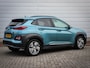 Hyundai Kona Electric EV Premium 64 kWh | Clima | Navi | Cruise | Leer | Stoel/Stuurverwarming | Led | Pdc | Stoelkoeling | SOH 100% | 3 fase lader