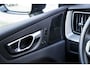 Volvo XC60 2.0 T8 Plug-in hybrid AWD Plus Black Edition | Adaptieve Cruise Control | Panoramadak | Trekhaak | Harman Kardon Audio | Stoel-/Stuurverwarming | 360° Parkeercamera | Dodehoek Detectie |
