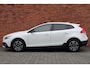 Volvo V40 Cross Country T3 Luxury | Trekhaak | Panoramadak | Extra getint glas | Dealeronderhouden | Elektrische stoelen met geheugenfunctie | Parkeerverwarming met timer | Verwarmde achterbank | Full led koplampen | All-season banden | Volvo Guard Alarm