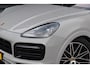 Porsche Cayenne Coupé 3.0 E-Hybrid 462pk Platinum Edition Techart | Krijt | Pano | 22'' Wielen | Trekhaak | Massage | Stoelventilatie | Bose | Head-Up | Luchtvering |