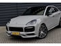 Porsche Cayenne Coupé 3.0 E-Hybrid 462pk Platinum Edition Techart | Krijt | Pano | 22'' Wielen | Trekhaak | Massage | Stoelventilatie | Bose | Head-Up | Luchtvering |
