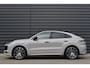 Porsche Cayenne Coupé 3.0 E-Hybrid 462pk Platinum Edition Techart | Krijt | Pano | 22'' Wielen | Trekhaak | Massage | Stoelventilatie | Bose | Head-Up | Luchtvering |