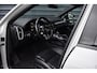 Porsche Cayenne Coupé 3.0 E-Hybrid 462pk Platinum Edition Techart | Krijt | Pano | 22'' Wielen | Trekhaak | Massage | Stoelventilatie | Bose | Head-Up | Luchtvering |