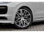 Porsche Cayenne Coupé 3.0 E-Hybrid 462pk Platinum Edition Techart | Krijt | Pano | 22'' Wielen | Trekhaak | Massage | Stoelventilatie | Bose | Head-Up | Luchtvering |