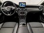 Mercedes-Benz A-klasse 180 AMG Sport Automaat (APPLE CARPLAY, GROOT NAVI, CAMERA, LEDER, STOELVERWARMING, SPORTSTOELEN, GETINT GLAS, KEYLESS START, NIEUWE APK, NIEUWSTAAT)