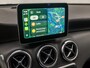 Mercedes-Benz A-klasse 180 AMG Sport Automaat (APPLE CARPLAY, GROOT NAVI, CAMERA, LEDER, STOELVERWARMING, SPORTSTOELEN, GETINT GLAS, KEYLESS START, NIEUWE APK, NIEUWSTAAT)