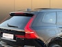 Volvo XC60 T6 Plug-in hybrid AWD Plus Black Edition | Panoramadak | Trekhaak | Stoel en stuurwielverwarming | Sportstoelen | Luchtvering | Camera | Adaptieve cruise control |
