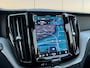 Volvo XC60 T6 Plug-in hybrid AWD Plus Black Edition | Panoramadak | Trekhaak | Stoel en stuurwielverwarming | Sportstoelen | Luchtvering | Camera | Adaptieve cruise control |