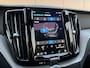 Volvo XC60 T6 Plug-in hybrid AWD Plus Black Edition | Panoramadak | Trekhaak | Stoel en stuurwielverwarming | Sportstoelen | Luchtvering | Camera | Adaptieve cruise control |