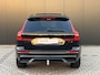 Volvo XC60 T6 Plug-in hybrid AWD Plus Black Edition | Panoramadak | Trekhaak | Stoel en stuurwielverwarming | Sportstoelen | Luchtvering | Camera | Adaptieve cruise control |