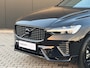 Volvo XC60 T6 Plug-in hybrid AWD Plus Black Edition | Panoramadak | Trekhaak | Stoel en stuurwielverwarming | Sportstoelen | Luchtvering | Camera | Adaptieve cruise control |
