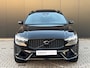Volvo XC60 T6 Plug-in hybrid AWD Plus Black Edition | Panoramadak | Trekhaak | Stoel en stuurwielverwarming | Sportstoelen | Luchtvering | Camera | Adaptieve cruise control |