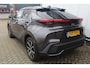 Toyota C-HR 1.8 Hybrid 140 First Edition All weather banden l Stuur + Stoel verwarming l Dodehoek sensor l Navi l Apple/ Android carplay l Adaptief cruise controll  Lane Assist
