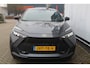 Toyota C-HR 1.8 Hybrid 140 First Edition All weather banden l Stuur + Stoel verwarming l Dodehoek sensor l Navi l Apple/ Android carplay l Adaptief cruise controll  Lane Assist