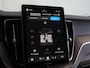 Volvo XC60 2.0 T6 Plug-in hybrid AWD Ultra Dark | Luchtvering | Bowers & Wilkins | Masage Stoelen | Stoelventilatie | Voorstoelen En Achterstoelen Verwarmd | Trekhaak (elektrisch uitklapbaar)