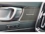 Volvo XC40 B4 Plus Black Edition - Panorama/schuifdak - IntelliSafe Assist & Surround - 360º Camera - Harmon Kardon Audio - Verwarmde voorstoelen, stuur & achterbank - Parkeersensoren voor & achter - Elektr. bedienb. voorstoelen met geheugen links - Draadloze tel. lader - Extra getint glas - 20' LMV