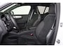 Volvo XC40 B4 Plus Black Edition - Panorama/schuifdak - IntelliSafe Assist & Surround - 360º Camera - Harmon Kardon Audio - Verwarmde voorstoelen, stuur & achterbank - Parkeersensoren voor & achter - Elektr. bedienb. voorstoelen met geheugen links - Draadloze tel. lader - Extra getint glas - 20' LMV