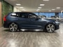 Volvo XC60 T8 AWD Recharge Ultra Dark | Luchtvering | Trekhaak | 360 Camera | Head-Up Display | 455pk | Harman Kardon | Adaptieve Cruise Control | Stoelverwarming voor+achter | Stuurwielverwarming | Schuifdak | 21 Inch | Full LED Meesturende koplampen | Pilot Assist | BLIS Dode Hoek Detectie | Elektrische voorstoelen geheugen | Lederen bekleding | Zitting verlenging voorstoelen | Lederen dashboard | Google Infotainment | Keyless Drive | Parkeersensoren voor+achter | Privacy Glass | Elektrisch bedienbare achterklep | DAB Radio | Apple Carplay/Android Auto | Alarm Klasse III | Draadloos telefoon opladen | Volvo On Call met mobiele App functie | Denim Blue Metallic |