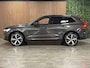 Volvo XC60 T6 AWD Recharge Plus Dark Long Range | 360° Camera | Harman Kardon | Adaptieve Cruise Control | Stoel en Stuurwielverwarming | Full LED Meesturende koplampen | Schuifdak | 21 Inch | Standkachel met Volvo On Call App | Pilot Assist | Elektrische voorstoelen geheugen | Contour Stoelen met wit stiksel en bies | Zitting verlenging voorstoelen | Google Infotainment | Keyless Drive | Parkeersensoren voor+achter | Privacy Glass | Elektrisch bedienbare achterklep | DAB Radio | Apple Carplay/Android Auto | Draadloos telefoon opladen | Platinum Grey Metallic |