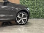 Volvo XC60 T6 AWD Recharge Plus Dark Long Range | 360° Camera | Harman Kardon | Adaptieve Cruise Control | Stoel en Stuurwielverwarming | Full LED Meesturende koplampen | Schuifdak | 21 Inch | Standkachel met Volvo On Call App | Pilot Assist | Elektrische voorstoelen geheugen | Contour Stoelen met wit stiksel en bies | Zitting verlenging voorstoelen | Google Infotainment | Keyless Drive | Parkeersensoren voor+achter | Privacy Glass | Elektrisch bedienbare achterklep | DAB Radio | Apple Carplay/Android Auto | Draadloos telefoon opladen | Platinum Grey Metallic |