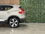 Volvo XC40 Recharge Plus | Adaptieve Cruise Control | Stoel en Stuurwielverwarming | Parkeercamera | Pilot Assist | BLIS Dode Hoek Detectie | Microtech / Alcantara bekleding met wit stiksel en bies | Zitting verlenging voorstoelen | Google Infotainment | Warmtepomp | 19 Inch | Keyless Drive | Parkeersensoren voor+achter | Elektrisch bedienbare achterklep | Alarm Klasse III | DAB Radio | Apple Carplay/Android Auto | Draadloos telefoon opladen | Volvo On Call met mobiele App functie | Silver Dawn Metallic |