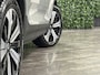 Volvo XC40 Recharge Plus | Adaptieve Cruise Control | Stoel en Stuurwielverwarming | Parkeercamera | Pilot Assist | BLIS Dode Hoek Detectie | Microtech / Alcantara bekleding met wit stiksel en bies | Zitting verlenging voorstoelen | Google Infotainment | Warmtepomp | 19 Inch | Keyless Drive | Parkeersensoren voor+achter | Elektrisch bedienbare achterklep | Alarm Klasse III | DAB Radio | Apple Carplay/Android Auto | Draadloos telefoon opladen | Volvo On Call met mobiele App functie | Silver Dawn Metallic |