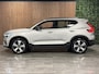 Volvo XC40 Recharge Plus | Adaptieve Cruise Control | Stoel en Stuurwielverwarming | Parkeercamera | Pilot Assist | BLIS Dode Hoek Detectie | Microtech / Alcantara bekleding met wit stiksel en bies | Zitting verlenging voorstoelen | Google Infotainment | Warmtepomp | 19 Inch | Keyless Drive | Parkeersensoren voor+achter | Elektrisch bedienbare achterklep | Alarm Klasse III | DAB Radio | Apple Carplay/Android Auto | Draadloos telefoon opladen | Volvo On Call met mobiele App functie | Silver Dawn Metallic |