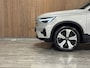 Volvo XC40 Recharge Plus | Adaptieve Cruise Control | Stoel en Stuurwielverwarming | Parkeercamera | Pilot Assist | BLIS Dode Hoek Detectie | Microtech / Alcantara bekleding met wit stiksel en bies | Zitting verlenging voorstoelen | Google Infotainment | Warmtepomp | 19 Inch | Keyless Drive | Parkeersensoren voor+achter | Elektrisch bedienbare achterklep | Alarm Klasse III | DAB Radio | Apple Carplay/Android Auto | Draadloos telefoon opladen | Volvo On Call met mobiele App functie | Silver Dawn Metallic |