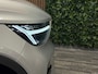 Volvo XC40 Recharge Plus | Adaptieve Cruise Control | Stoel en Stuurwielverwarming | Parkeercamera | Pilot Assist | BLIS Dode Hoek Detectie | Microtech / Alcantara bekleding met wit stiksel en bies | Zitting verlenging voorstoelen | Google Infotainment | Warmtepomp | 19 Inch | Keyless Drive | Parkeersensoren voor+achter | Elektrisch bedienbare achterklep | Alarm Klasse III | DAB Radio | Apple Carplay/Android Auto | Draadloos telefoon opladen | Volvo On Call met mobiele App functie | Silver Dawn Metallic |