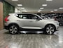 Volvo XC40 Recharge Plus | Adaptieve Cruise Control | Stoel en Stuurwielverwarming | Parkeercamera | Pilot Assist | BLIS Dode Hoek Detectie | Microtech / Alcantara bekleding met wit stiksel en bies | Zitting verlenging voorstoelen | Google Infotainment | Warmtepomp | 19 Inch | Keyless Drive | Parkeersensoren voor+achter | Elektrisch bedienbare achterklep | Alarm Klasse III | DAB Radio | Apple Carplay/Android Auto | Draadloos telefoon opladen | Volvo On Call met mobiele App functie | Silver Dawn Metallic |