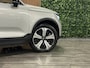 Volvo XC40 Recharge Plus | Adaptieve Cruise Control | Stoel en Stuurwielverwarming | Parkeercamera | Pilot Assist | BLIS Dode Hoek Detectie | Microtech / Alcantara bekleding met wit stiksel en bies | Zitting verlenging voorstoelen | Google Infotainment | Warmtepomp | 19 Inch | Keyless Drive | Parkeersensoren voor+achter | Elektrisch bedienbare achterklep | Alarm Klasse III | DAB Radio | Apple Carplay/Android Auto | Draadloos telefoon opladen | Volvo On Call met mobiele App functie | Silver Dawn Metallic |