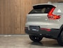 Volvo XC40 Recharge Plus | Adaptieve Cruise Control | Stoel en Stuurwielverwarming | Parkeercamera | Pilot Assist | BLIS Dode Hoek Detectie | Microtech / Alcantara bekleding met wit stiksel en bies | Zitting verlenging voorstoelen | Google Infotainment | Warmtepomp | 19 Inch | Keyless Drive | Parkeersensoren voor+achter | Elektrisch bedienbare achterklep | Alarm Klasse III | DAB Radio | Apple Carplay/Android Auto | Draadloos telefoon opladen | Volvo On Call met mobiele App functie | Silver Dawn Metallic |