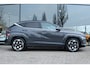 Hyundai Kona Electric PREMIUM 65.4 kWh | LEDER | TREKHAAK | HUD | 360 CAMERA | MEMORY | ADAPTIVE CRUISE | STOEL- STUURVERW. | CARPLAY