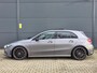 Mercedes-Benz A-klasse 220 Premium Plus | MAT GRIJS / PANO / MEMORY / KEYLESS / BURMESTER / MASSAGE / DIAMOND GRILLE / 19 INCH !