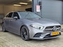 Mercedes-Benz A-klasse 220 Premium Plus | MAT GRIJS / PANO / MEMORY / KEYLESS / BURMESTER / MASSAGE / DIAMOND GRILLE / 19 INCH !