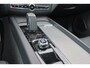 Volvo XC60 T6 Recharge AWD R-Design - Panorama/schuifdak - IntelliSafe Assist & Surround - Harman/Kardon audio - Adaptieve LED koplampen - Parkeercamera achter - Verwarmde voorstoelen, stuur & achterbank - Parkeersensoren voor & achter - Elektr. bedienb. voorstoelen met geheugen - Draadloze tel. lader - Standkachel - Extra getint glas - Elektr. inklapbare trekhaak - 19' LMV