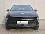 Hyundai Kona Electric Premium 65.4 kWh Automaat / Accu SOH 100% / Fabrieksgarantie tot 08-2028 / CCS snelladen / Head Up Display / WLTP bereik 477 km stad 618 km / Bose Audio Systeem / Rondomzicht camera / Stuur-, Stoel & Achterbank verwarming / Adaptief cruise control /