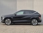 Hyundai Kona Electric Premium 65.4 kWh Automaat / Accu SOH 100% / Fabrieksgarantie tot 08-2028 / CCS snelladen / Head Up Display / WLTP bereik 477 km stad 618 km / Bose Audio Systeem / Rondomzicht camera / Stuur-, Stoel & Achterbank verwarming / Adaptief cruise control /