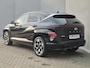 Hyundai Kona Electric Premium 65.4 kWh Automaat / Accu SOH 100% / Fabrieksgarantie tot 08-2028 / CCS snelladen / Head Up Display / WLTP bereik 477 km stad 618 km / Bose Audio Systeem / Rondomzicht camera / Stuur-, Stoel & Achterbank verwarming / Adaptief cruise control /