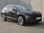 Hyundai Kona Electric Premium 65.4 kWh Automaat / Accu SOH 100% / Fabrieksgarantie tot 08-2028 / CCS snelladen / Head Up Display / WLTP bereik 477 km stad 618 km / Bose Audio Systeem / Rondomzicht camera / Stuur-, Stoel & Achterbank verwarming / Adaptief cruise control /